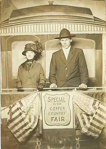 finsontrain.jpg (19609 bytes)