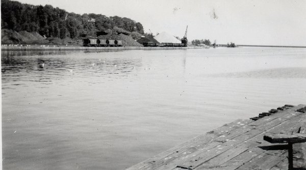 kemmarquetteharbor1947.jpg (36631 bytes)